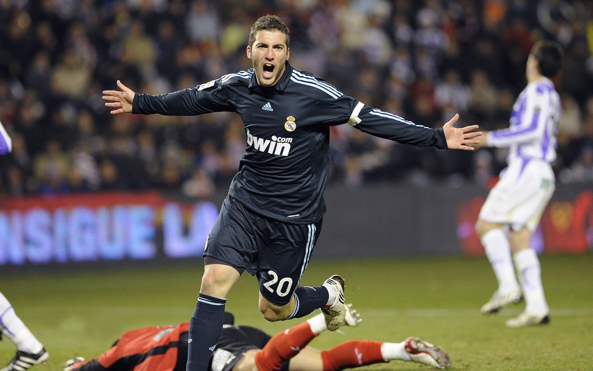 意甲赛场上一场比赛因恶劣天气延期，意甲比赛推迟到什么时候